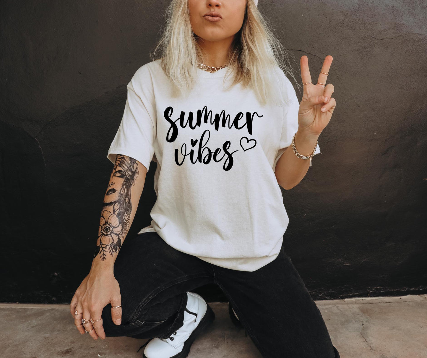 SUMMER Vibes  SVG and PNG, Retro Font T-shirt Design, Svg Files For Cricut, Silhouette, Digital Download (1)